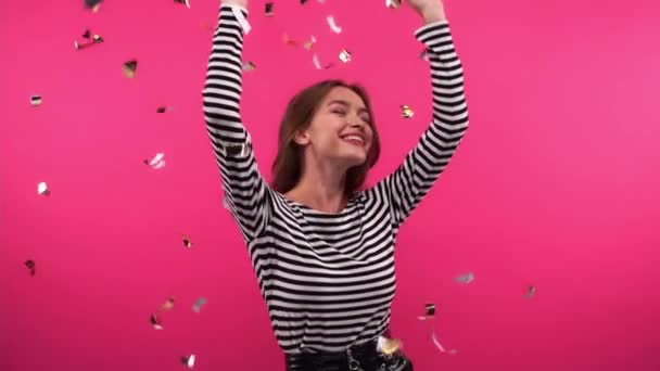 Cámara Lenta Mujer Feliz Bailando Bajo Confeti Rosa — Vídeos de Stock