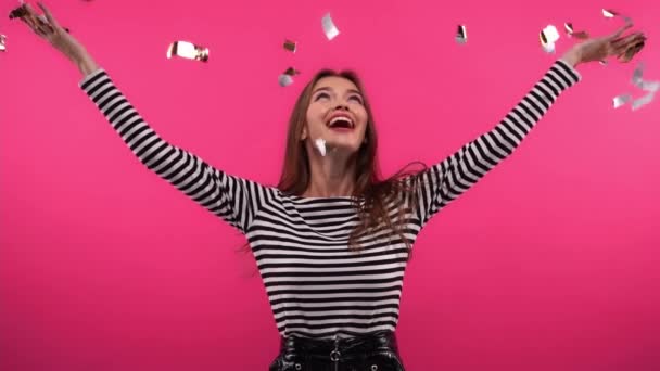 Возбужденная Женщина Рвет Сверкающие Конфетти Розовый — стоковое видео