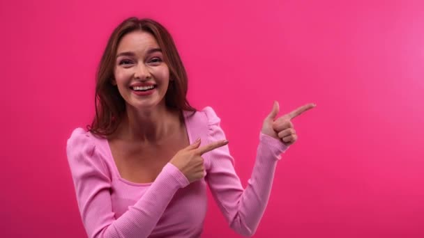 Изумленная Весёлая Женщина Указывающая Пальцами Розовый — стоковое видео