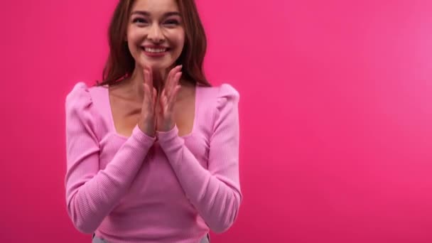Изумленная Взволнованная Женщина Хлопая Ладоши Изолированы Розовый — стоковое видео