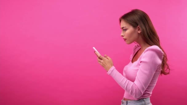 Вид Збоченої Жінки Друкує Мобільному Телефоні Ізольовано Рожевому — стокове відео