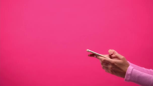 Частковий Вигляд Повідомлень Про Жінку Мобільному Телефоні Ізольовано Рожевому — стокове відео