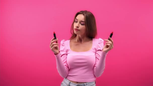 Femme Réfléchie Penser Tout Tenant Des Rouges Lèvres Isolés Sur — Video