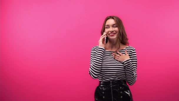 Mulher Animado Camisa Manga Longa Listrada Falando Celular Isolado Rosa — Vídeo de Stock