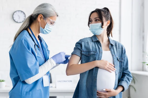 Medelålders Asiatisk Kvinna Medicinsk Mask Och Latexhandskar Som Vaccinerar Gravida — Stockfoto