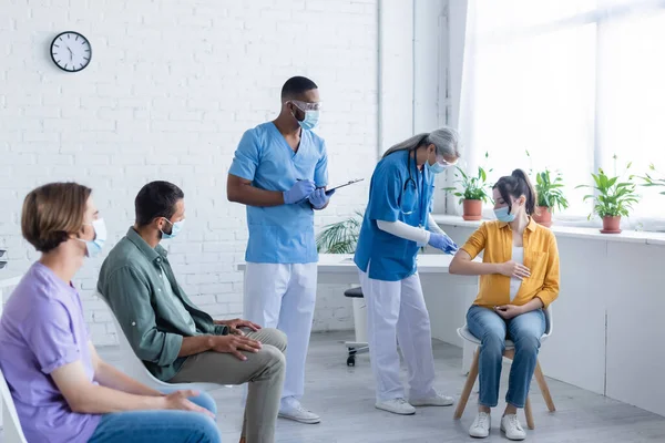 Mature Doctor Vaccinating Pregnant Woman African American Colleague Patients — Stock Photo, Image