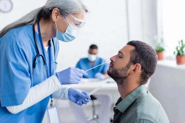 Asiatische Arzt Mittleren Alters Medizinische Maske Machen Pcr Test Auf — Stockfoto