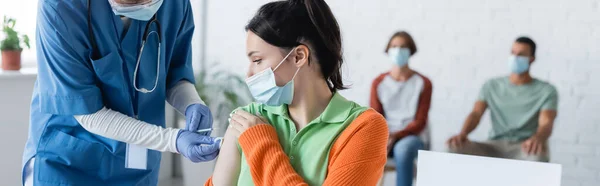Verpleegster Latex Handschoenen Vaccineren Jonge Vrouw Met Medisch Masker Buurt — Stockfoto
