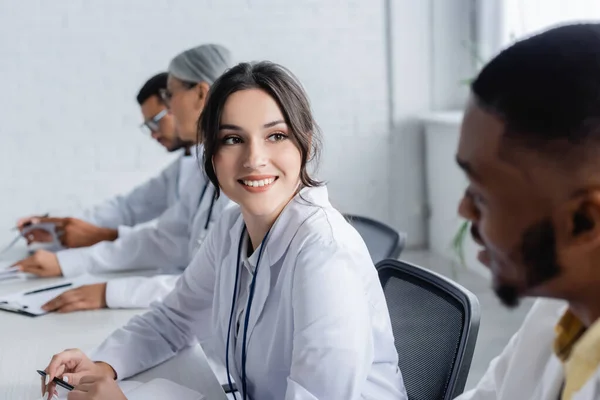 Giovane Medico Sorridente Colleghi Afro Americani Vicini Medici Sfondo Sfocato — Foto Stock