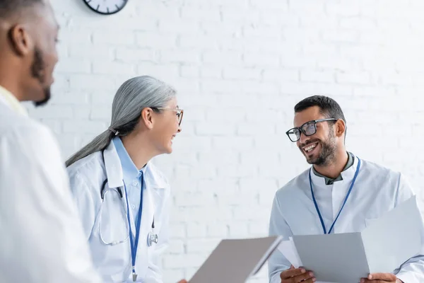 Médecin Afro Américain Flou Près Collègues Multiethniques Joyeux Parler Lors — Photo