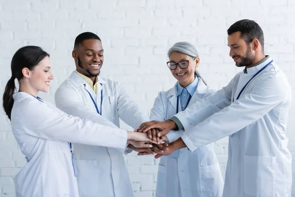 Gioiosi Medici Multietnici Piedi Con Mani Unite Clinica — Foto Stock