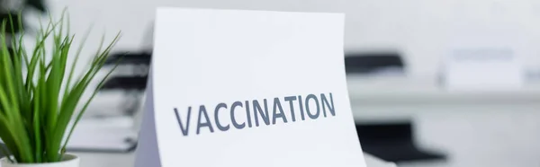 Grön Krukväxt Nära Skylt Med Vaccinationstext Skrivbord Sjukhus Banner — Stockfoto