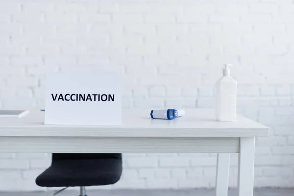 Adagoló Flakon Kézfertőtlenítővel Pirométer Közelében Táblagép Vakcinázási Felirattal Asztalon — Stock Fotó