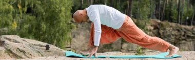 Beyaz kazaklı Budist 'in yandan görünüşü Hilal hamlesi pozunda yoga çalışması, afiş.
