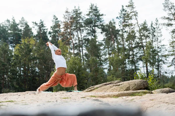 Buddhist Harem Pants Practicing Warrior Pose Raised Hands Blurred Foreground — Stock Photo, Image