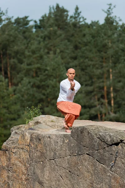 Budista Descalzo Sudadera Blanca Practicando Yoga Posan Sobre Roca Bosque — Foto de Stock