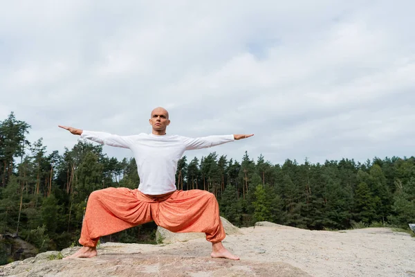 Visão Comprimento Total Budista Descalço Praticando Pose Deusa Com Mãos — Fotografia de Stock