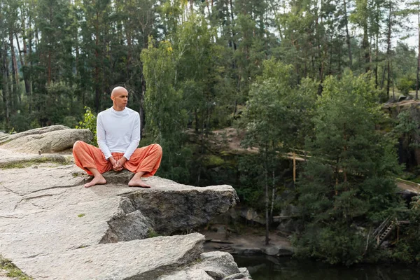 Budista Descalzo Meditando Mientras Está Sentado Acantilado Rocoso Sobre Lago — Foto de Stock