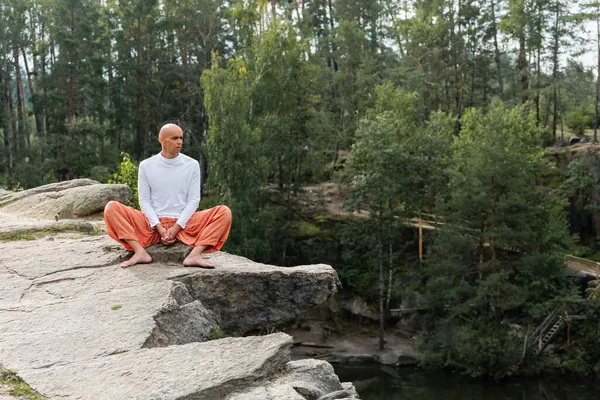 Barefoot Buddhist Meditating While Sitting Rocky Cliff Forest Lake — Stock Photo, Image