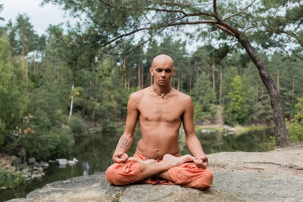 Tatuerad Skjortlös Buddist Mediterar Lotus Poserar Med Slutna Ögon Utomhus — Stockfoto
