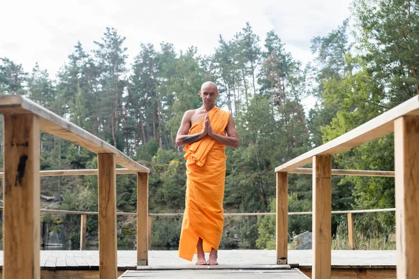 Visão Comprimento Total Monge Budista Orando Plataforma Madeira Floresta — Fotografia de Stock
