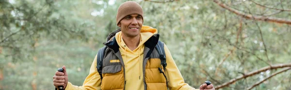 Glücklicher Mann Mit Wanderstöcken Der Wald Wegschaut Banner — Stockfoto