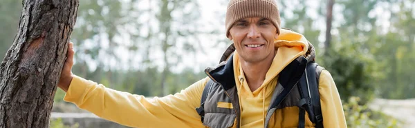 Turista Feliz Gorro Chaleco Caliente Mirando Cámara Bosque Pancarta — Foto de Stock