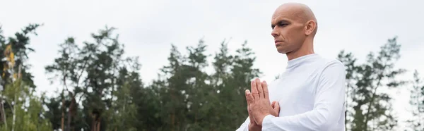 Буддист Белой Толстовке Медитирует Молитвенными Руками Открытом Воздухе Баннер — стоковое фото