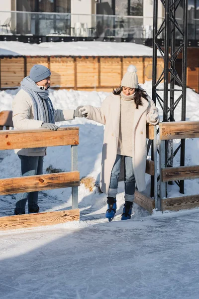 Full Length Smiling Young Couple Winter Hats Ice Skates Holding — Stock Photo, Image