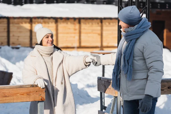 Sonriente Joven Pareja Invierno Sombreros Mirando Uno Otro Mientras Toma — Foto de Stock