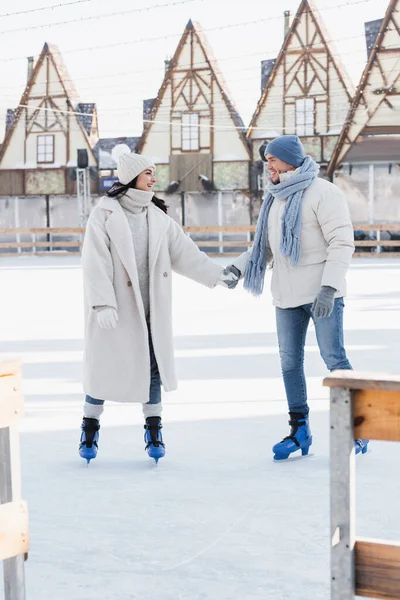 Voller Länge Glücklicher Junger Mann Mit Wintermütze Und Schlittschuhen Händchen — Stockfoto