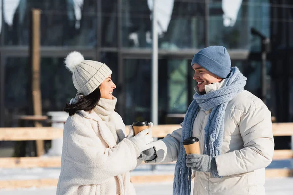 Jovem Feliz Dando Copo Papel Namorada Sorridente Chapéu Inverno — Fotografia de Stock