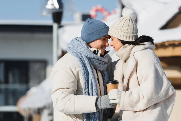 Sida Utsikt Över Glad Ung Man Som Håller Papperskopp Nära — Stockfoto