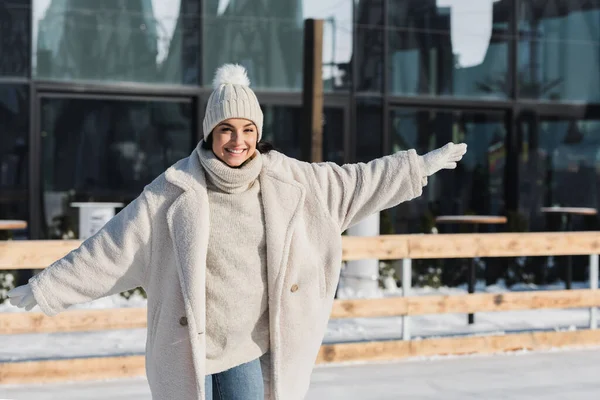 Pleased Young Woman Winter Hat Coat Skating Ice Rink — Stock Photo, Image