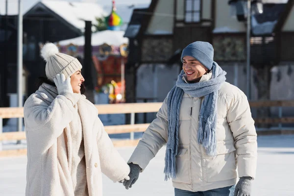 Young Smiling Couple Holding Hands While Skating Ice Rink — Stock Photo, Image