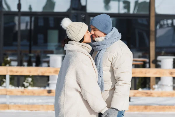 Jovem Casal Feliz Inverno Chapéus Mãos Dadas Beijando Fora — Fotografia de Stock