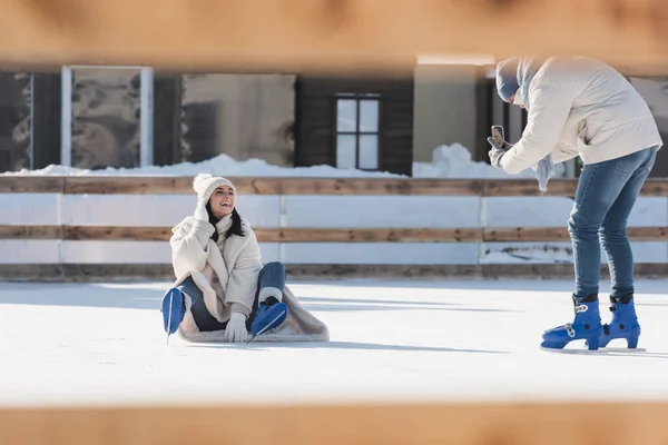 Homem Chapéu Tirando Foto Namorada Patins Gelo Pista Gelo Com — Fotografia de Stock