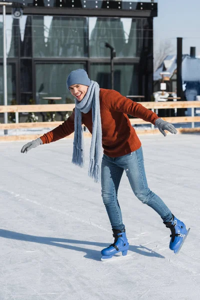 Longitud Completa Hombre Joven Feliz Suéter Bufanda Sombrero Invierno Patinaje — Foto de Stock