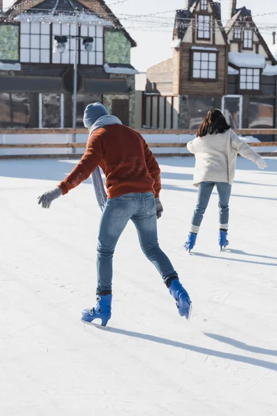 Rückansicht Des Jungen Paares Beim Schlittschuhlaufen Auf Der Eisbahn — Stockfoto