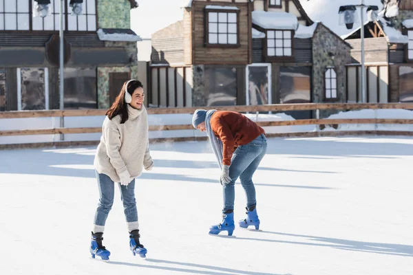 Volledige Lengte Van Jonge Vrouw Oor Moffen Lachen Met Vriendje — Stockfoto