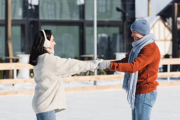 Vista Lateral Mujer Joven Positiva Orejeras Cogidas Mano Con Novio — Foto de Stock