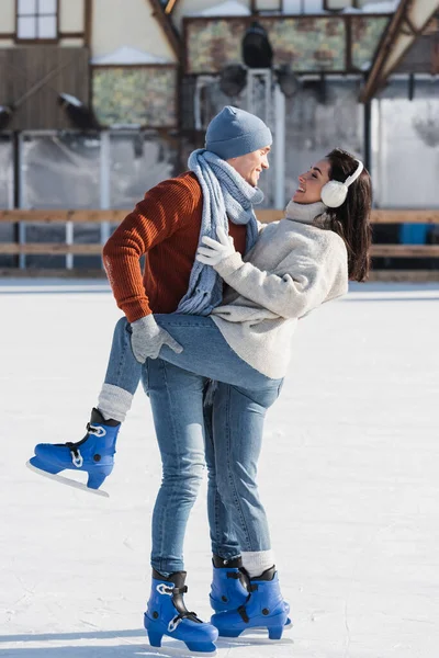 Volle Länge Des Fröhlichen Mannes Der Bein Einer Glücklichen Freundin — Stockfoto