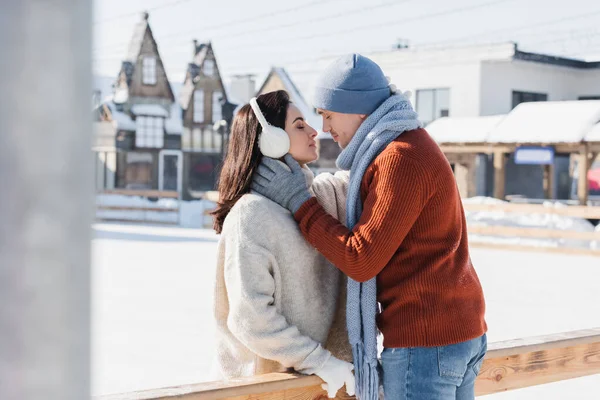 Side View Couple Kissing Wooden Border Ice Rink — Stock Photo, Image