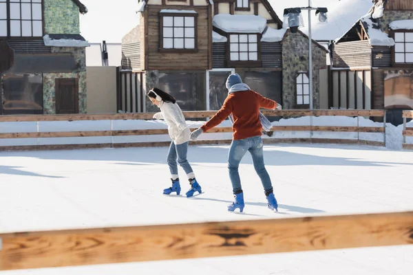 Volle Länge Des Glücklichen Paares Schlittschuhlaufen Auf Der Eisbahn Draußen — Stockfoto