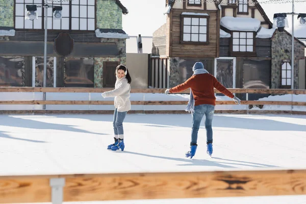 Comprimento Total Casal Sorrindo Patinação Pista Gelo Fora — Fotografia de Stock