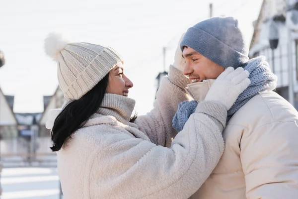 Lycklig Kvinna Justera Hatt Pojkvän Utanför — Stockfoto