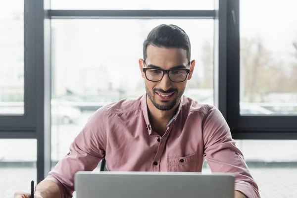 Smiling Arabian Businessman Using Blurred Laptop Office — Stock Photo, Image