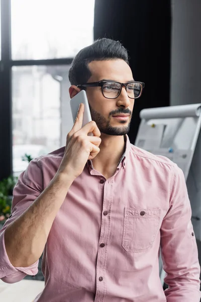 Muslim Businessman Eyeglasses Talking Smartphone Office — Stock Photo, Image