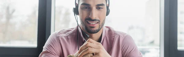 Glimlachende Moslim Zakenman Met Koptelefoon Kantoor Spandoek — Stockfoto