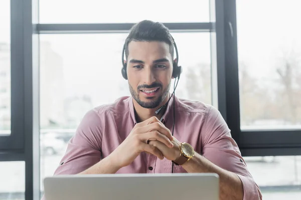Smiling Arabian Businessman Headset Having Video Call Blurred Laptop Office — Stock Photo, Image